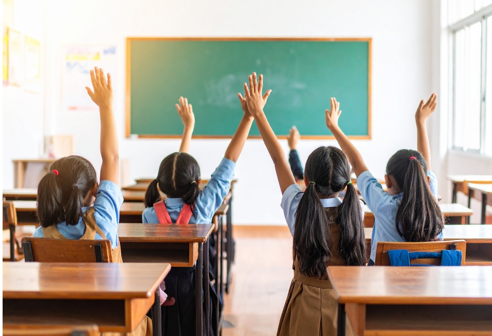 Dzieci w ławkach szkolnych