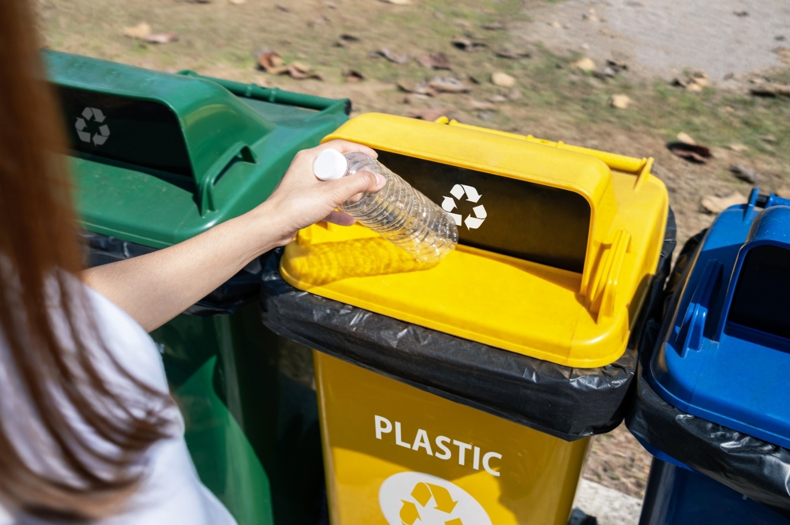 Kobieta segreguje śmieci