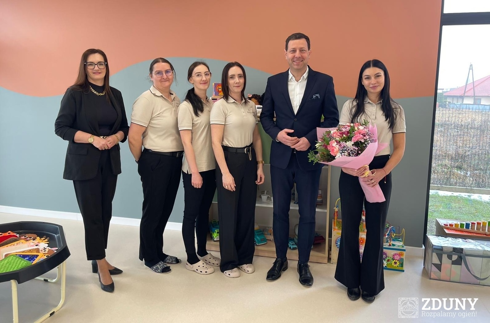 Burmistrz z kadrą żłobka