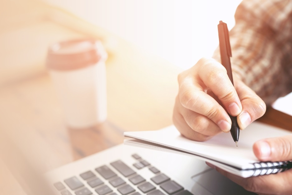 Na zdjęciu podpisywanie dokumentu